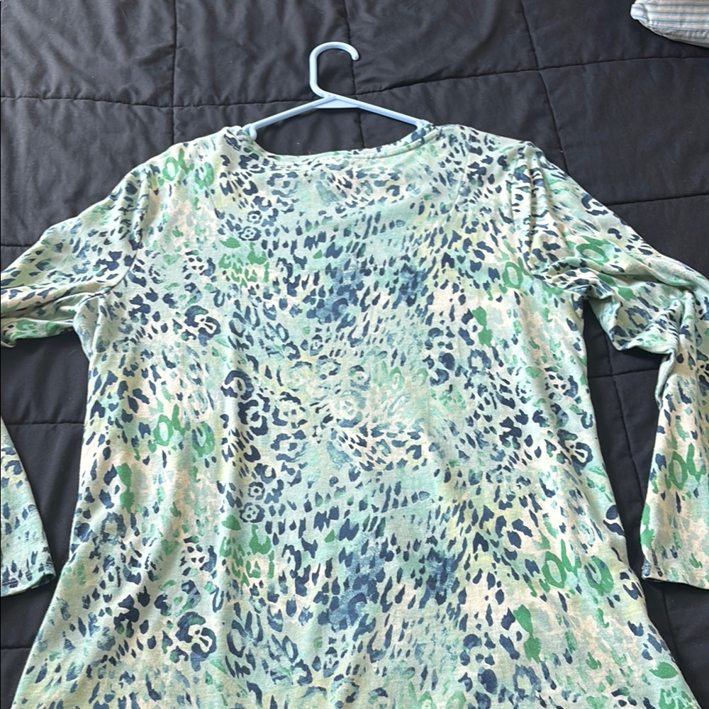 Chico’s Zenergy Leopard print  Green and Blue Women's Top size 2 - Picture 5 of 7